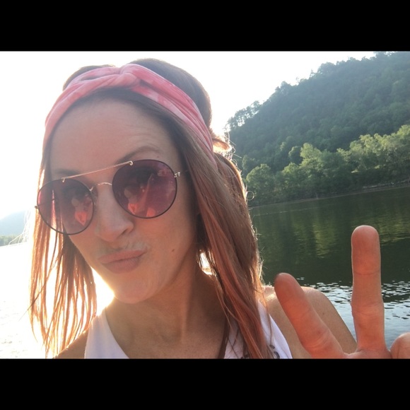 Meet your Posher, Lori - Picture 1 of 1